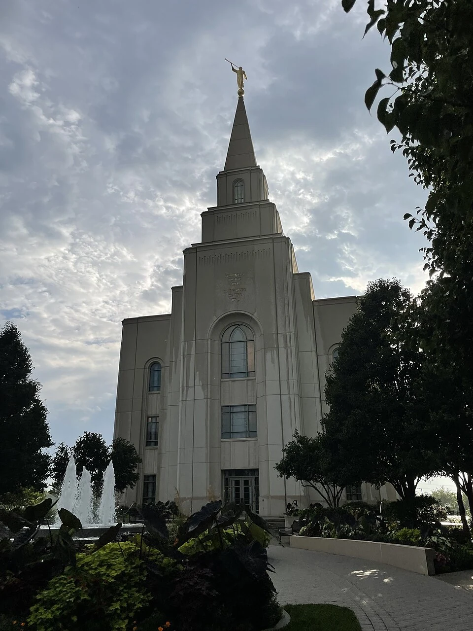 Kansas City Missouri Temple, exterior