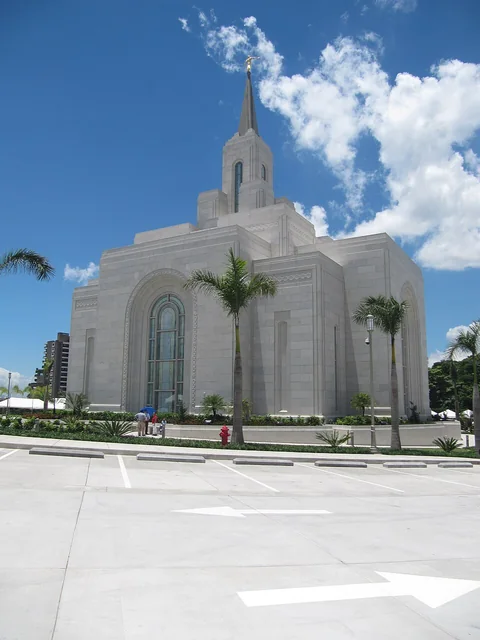 San Salvador El Salvador Temple, exterior